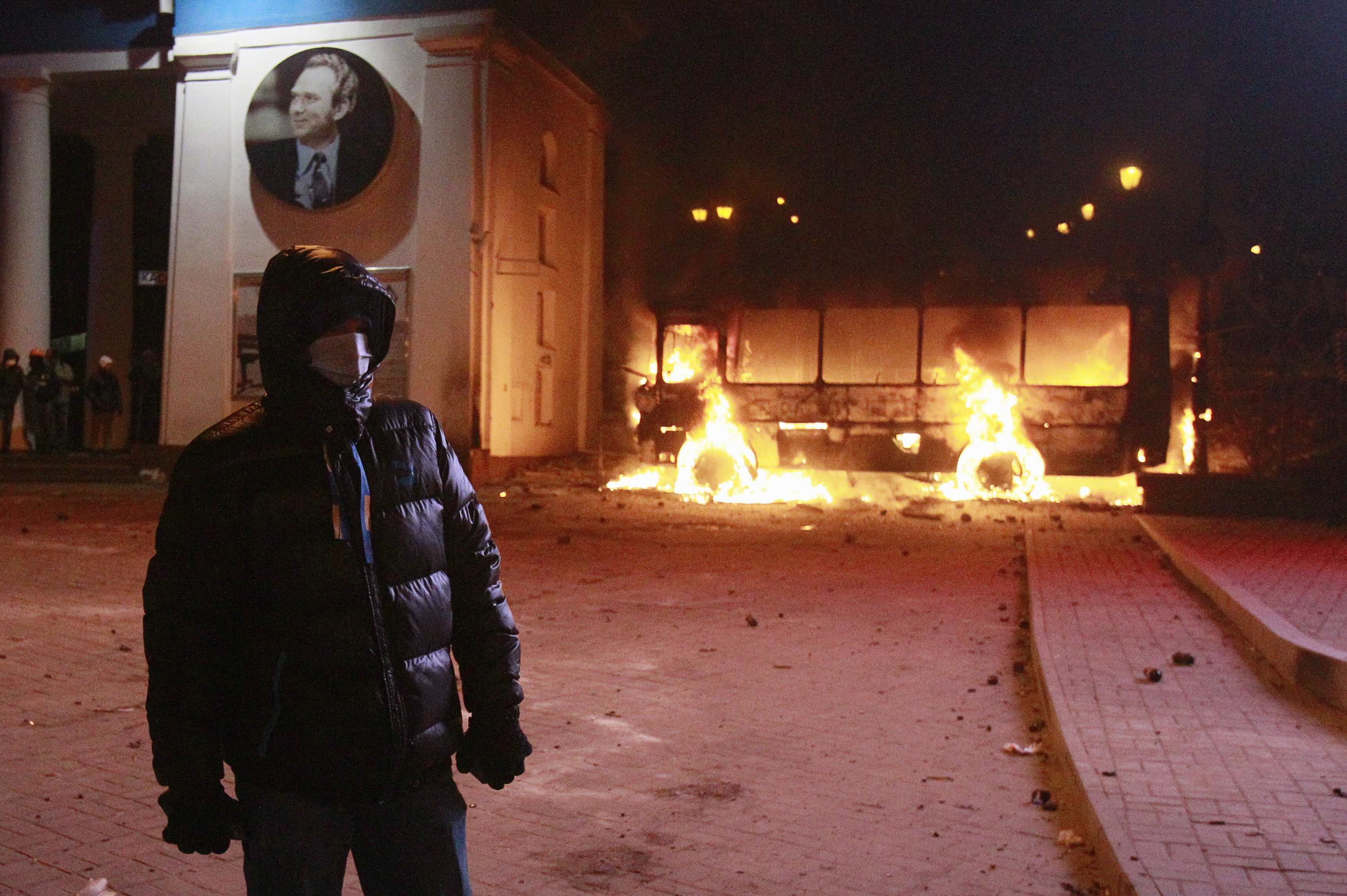 Коктейли Молотова и уличные бои от украинских протестующих Проевропеский протест, украина, митинг, коктейли молотова, подожгли полицейский автобус, беркут