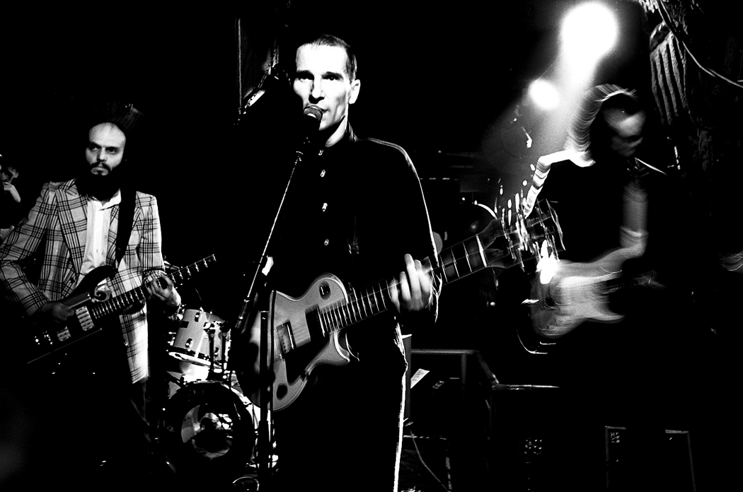 Рок в СССР: известные российские рокеры в фотографиях Игоря Мухина рок в СССР, Игорь мухин, рокеры, портреты, цой, БГ, Мамонов, Сашбаш