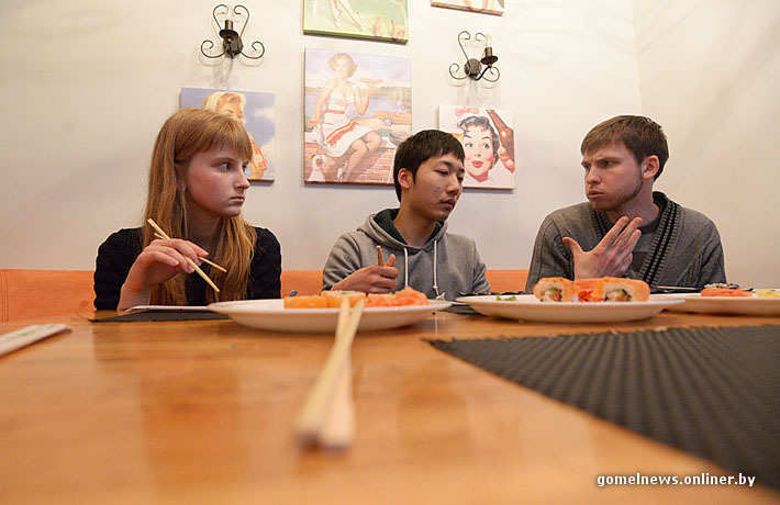 японец пробовал гомельские суши, эксперимент: японец ест белорусские суши 