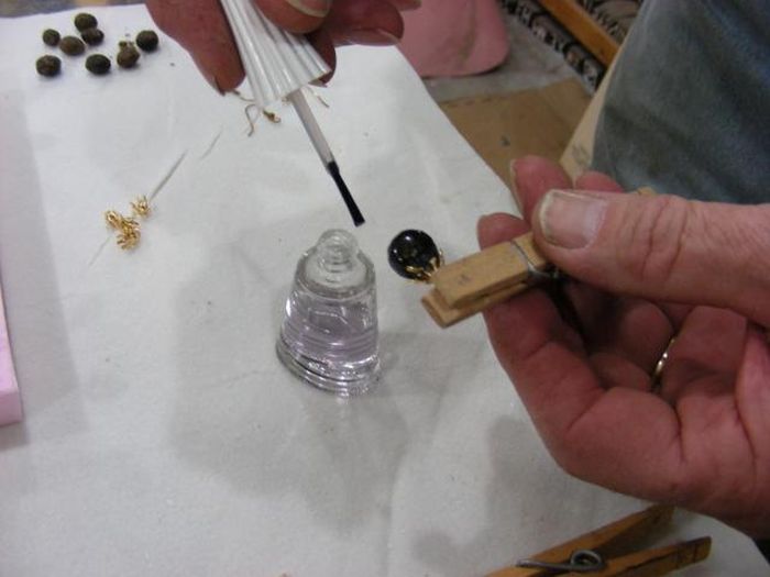 сережки из какашек зайца, украшения из экскрементов, 