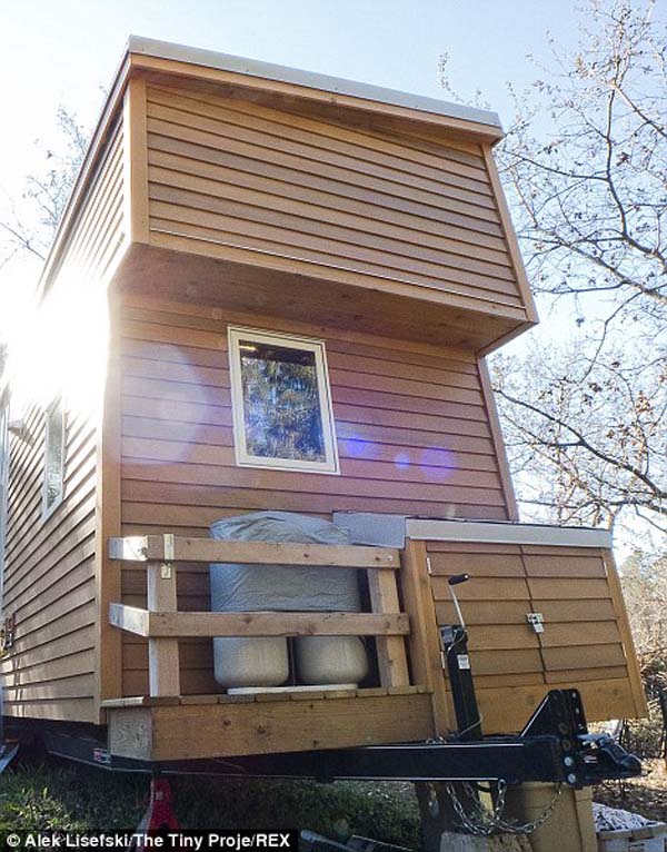 внутри дома на колесах, маленький уютный домик, дом из трейлера