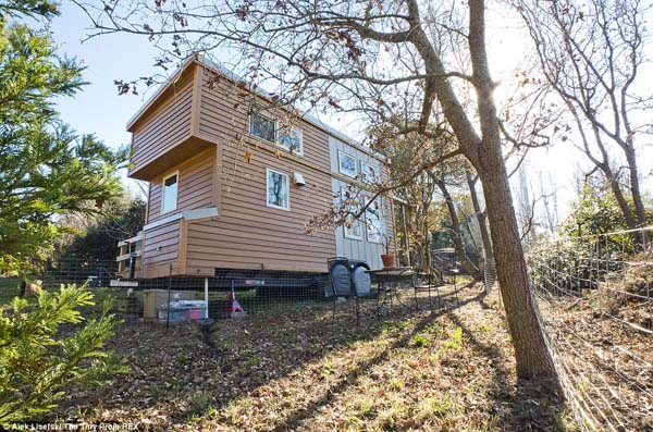 внутри дома на колесах, маленький уютный домик, дом из трейлера