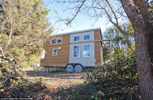 внутри дома на колесах, маленький уютный домик, дом из трейлера