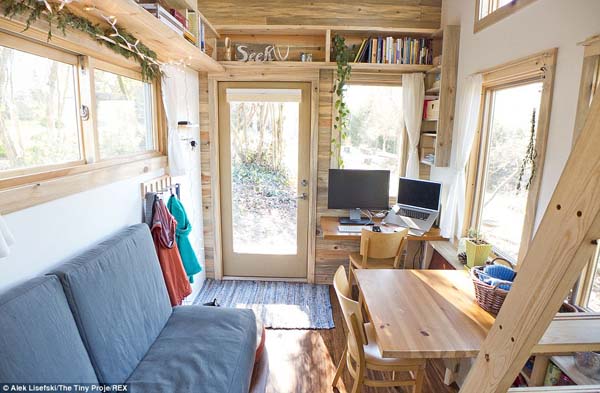 внутри дома на колесах, маленький уютный домик, дом из трейлера