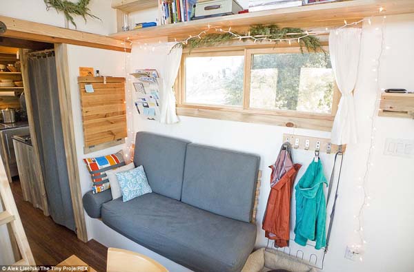 внутри дома на колесах, маленький уютный домик, дом из трейлера