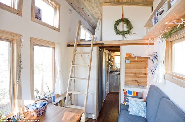 внутри дома на колесах, маленький уютный домик, дом из трейлера