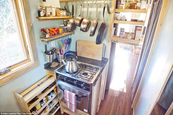 внутри дома на колесах, маленький уютный домик, дом из трейлера