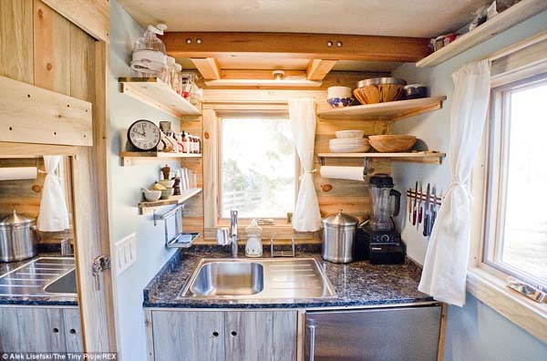 внутри дома на колесах, маленький уютный домик, дом из трейлера