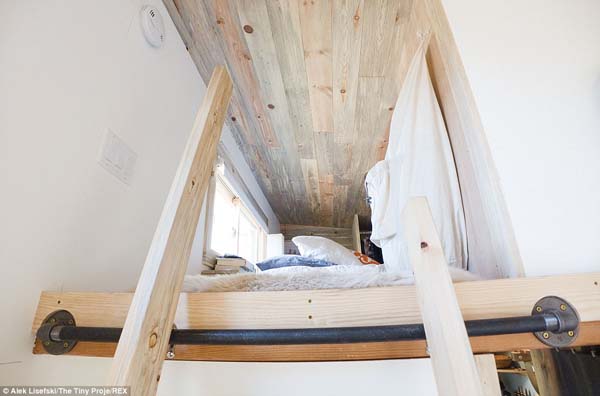 внутри дома на колесах, маленький уютный домик, дом из трейлера