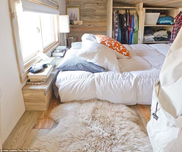 внутри дома на колесах, маленький уютный домик, дом из трейлера