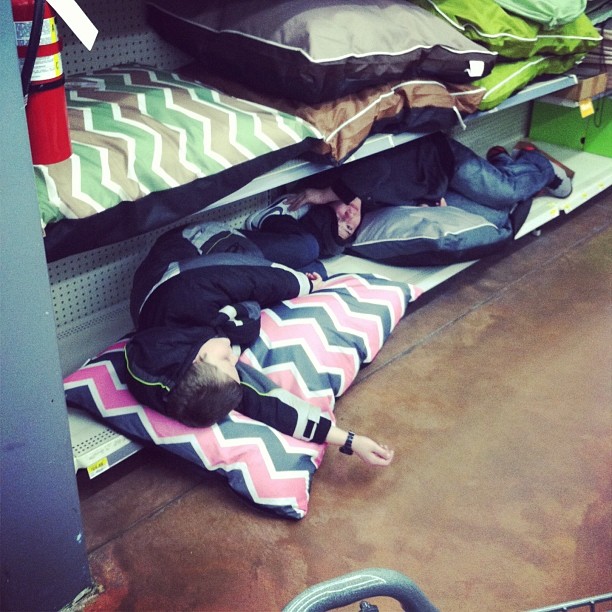 дети в магазине, смешные фото детей, дети с родителями в магазине