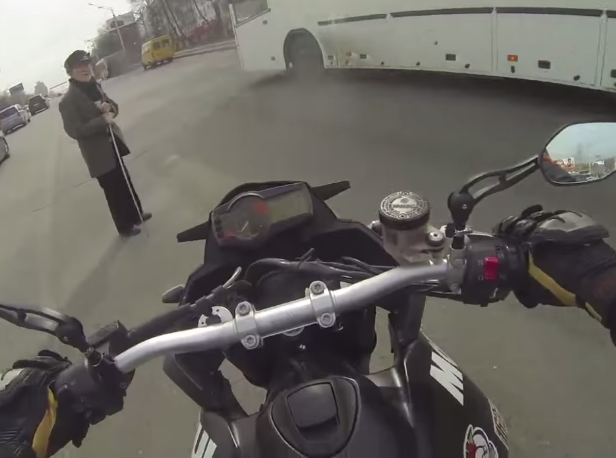 мотоциклист помог дедушке, водитель мотоцикла перевел деда через дорогу