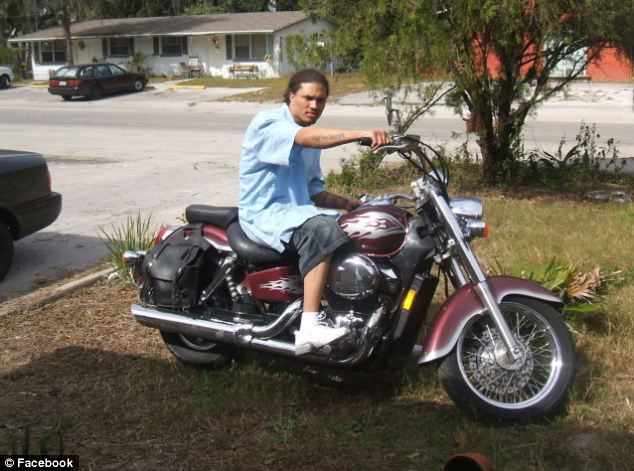 Арестованный голубоглазый преступник, свел с ума женскую половину интернета Арестованный красавчик, голубоглазый преступник, Джереми Микс, Jeremy Meeks, самый красивый преступник