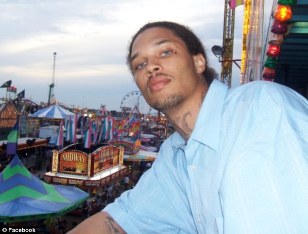 Арестованный голубоглазый преступник, свел с ума женскую половину интернета Арестованный красавчик, голубоглазый преступник, Джереми Микс, Jeremy Meeks, самый красивый преступник