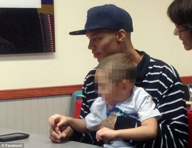 Арестованный голубоглазый преступник, свел с ума женскую половину интернета Арестованный красавчик, голубоглазый преступник, Джереми Микс, Jeremy Meeks, самый красивый преступник