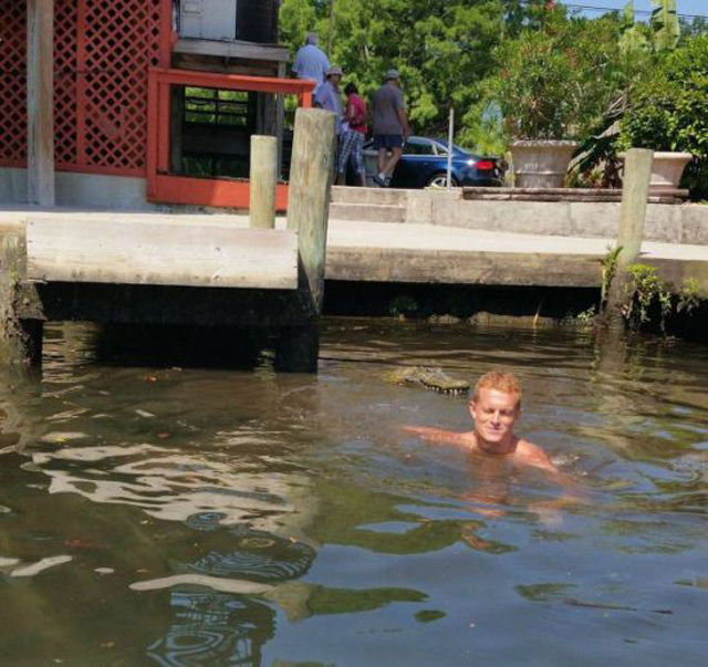 Сначала всё было нормально, а потом случилась эта хрень дерьмо случается, началась хрень, смешные неловкие ситуации, всё было нормально