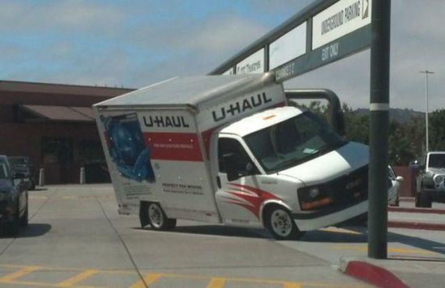 Сначала всё было нормально, а потом случилась эта хрень дерьмо случается, началась хрень, смешные неловкие ситуации, всё было нормально