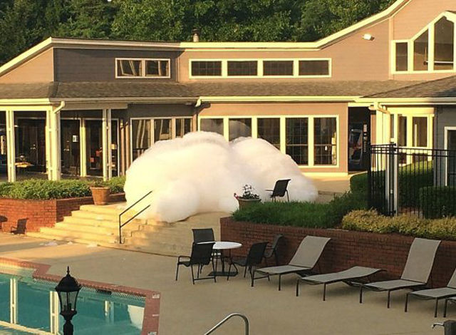 Сначала всё было нормально, а потом случилась эта хрень дерьмо случается, началась хрень, смешные неловкие ситуации, всё было нормально