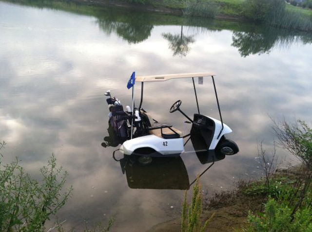 Сначала всё было нормально, а потом случилась эта хрень дерьмо случается, началась хрень, смешные неловкие ситуации, всё было нормально