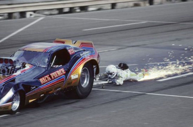 Сначала всё было нормально, а потом случилась эта хрень дерьмо случается, началась хрень, смешные неловкие ситуации, всё было нормально