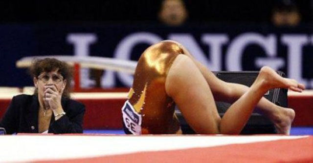 Сначала всё было нормально, а потом случилась эта хрень дерьмо случается, началась хрень, смешные неловкие ситуации, всё было нормально