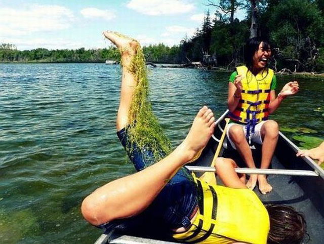 Сначала всё было нормально, а потом случилась эта хрень дерьмо случается, началась хрень, смешные неловкие ситуации, всё было нормально