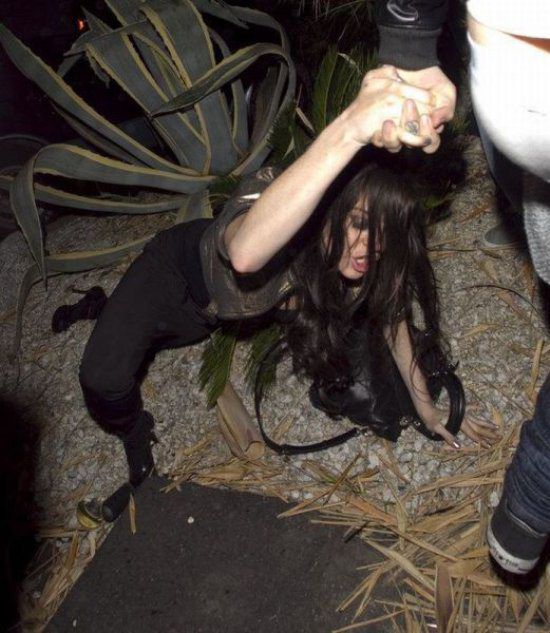 Сначала всё было нормально, а потом случилась эта хрень дерьмо случается, началась хрень, смешные неловкие ситуации, всё было нормально