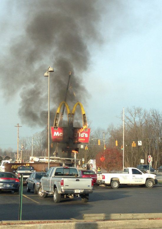 Сначала всё было нормально, а потом случилась эта хрень дерьмо случается, началась хрень, смешные неловкие ситуации, всё было нормально