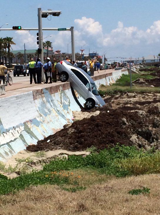 Сначала всё было нормально, а потом случилась эта хрень дерьмо случается, началась хрень, смешные неловкие ситуации, всё было нормально