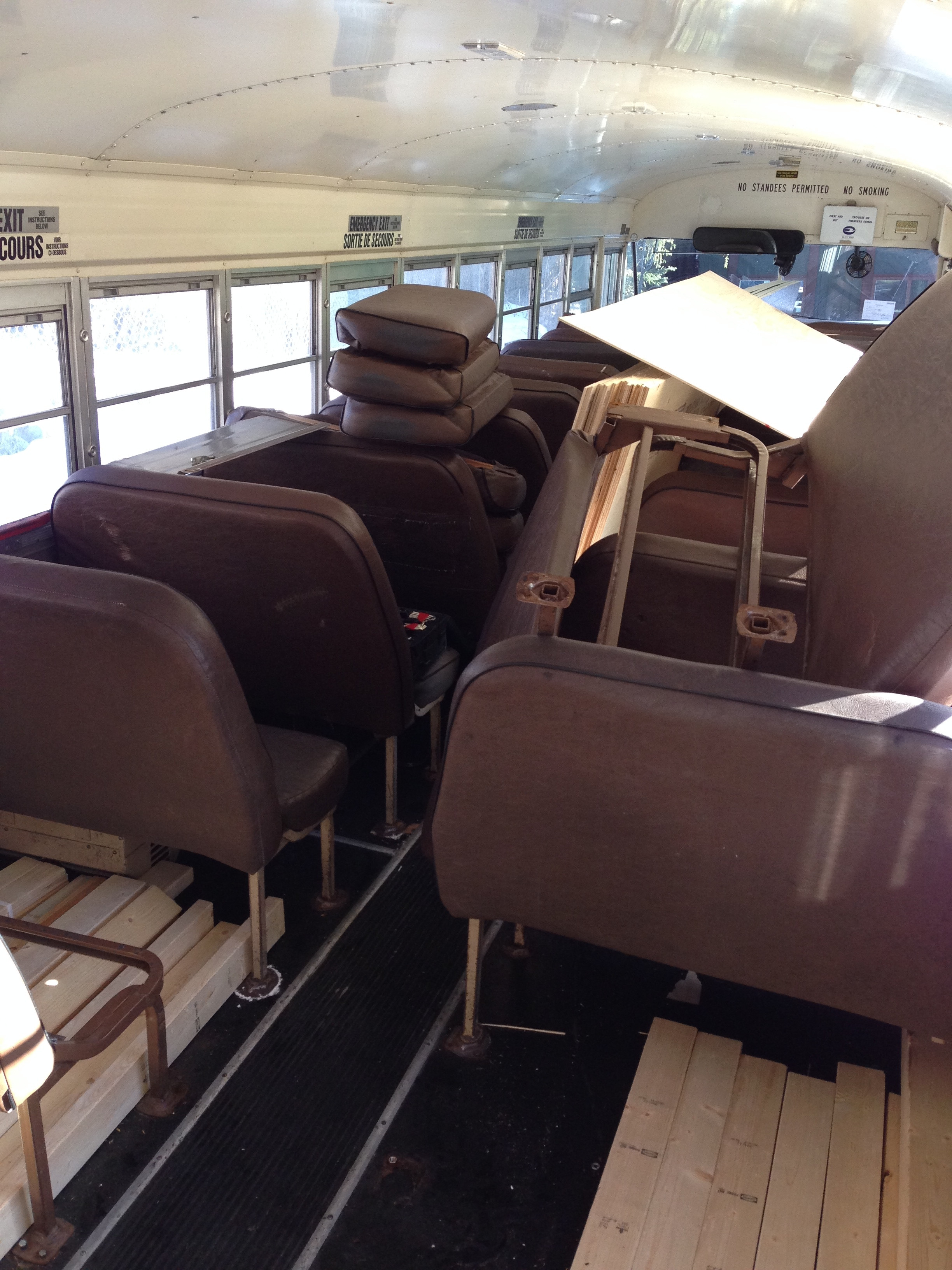 Друзья купили школьный автобус, и превратили его в дом на колесах из школьного автобуса дом на колесах, друзья переделали школьный автобус, австралийцы купили дом школьный автобус