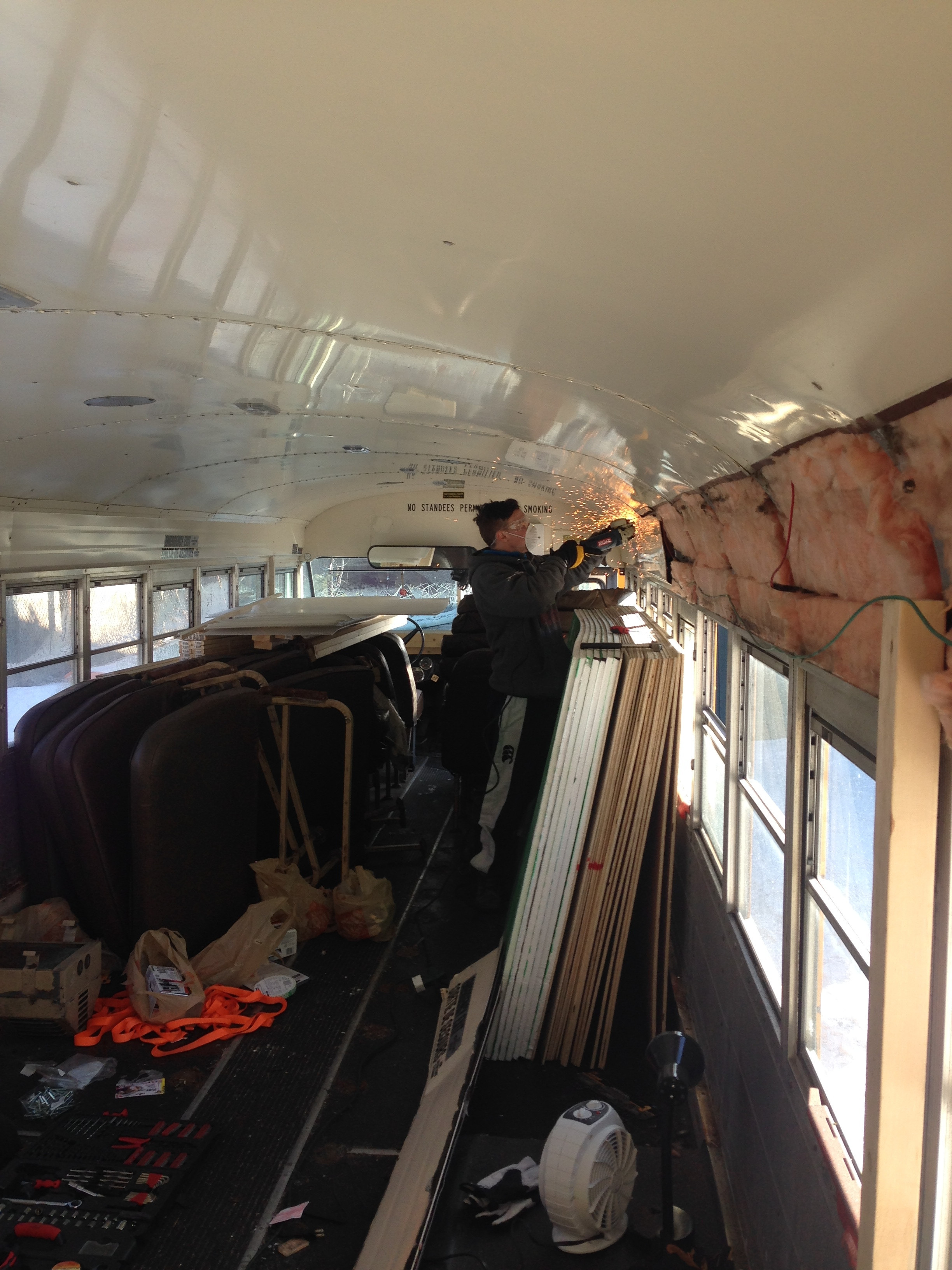 Друзья купили школьный автобус, и превратили его в дом на колесах из школьного автобуса дом на колесах, друзья переделали школьный автобус, австралийцы купили дом школьный автобус