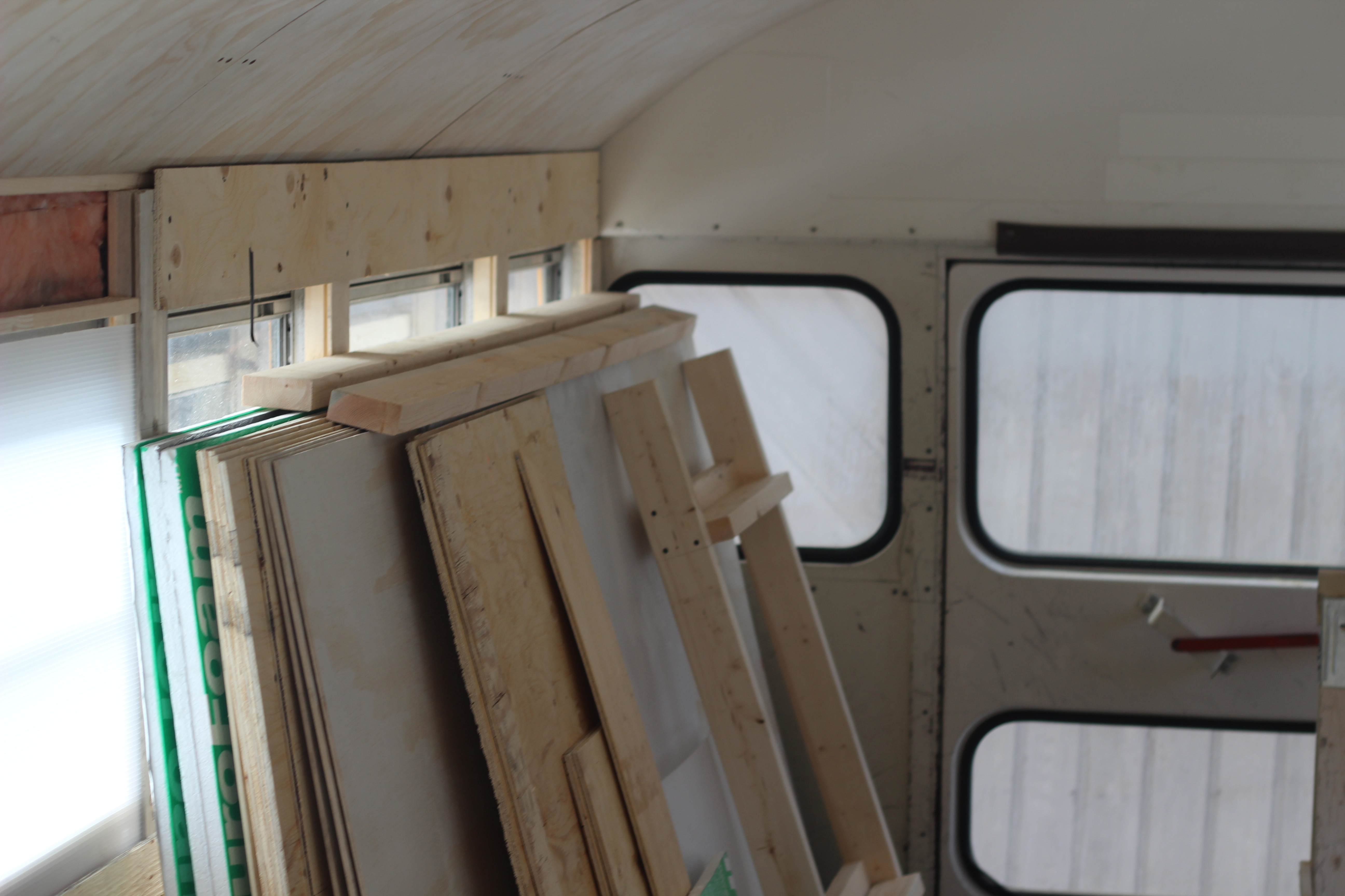 Друзья купили школьный автобус, и превратили его в дом на колесах из школьного автобуса дом на колесах, друзья переделали школьный автобус, австралийцы купили дом школьный автобус