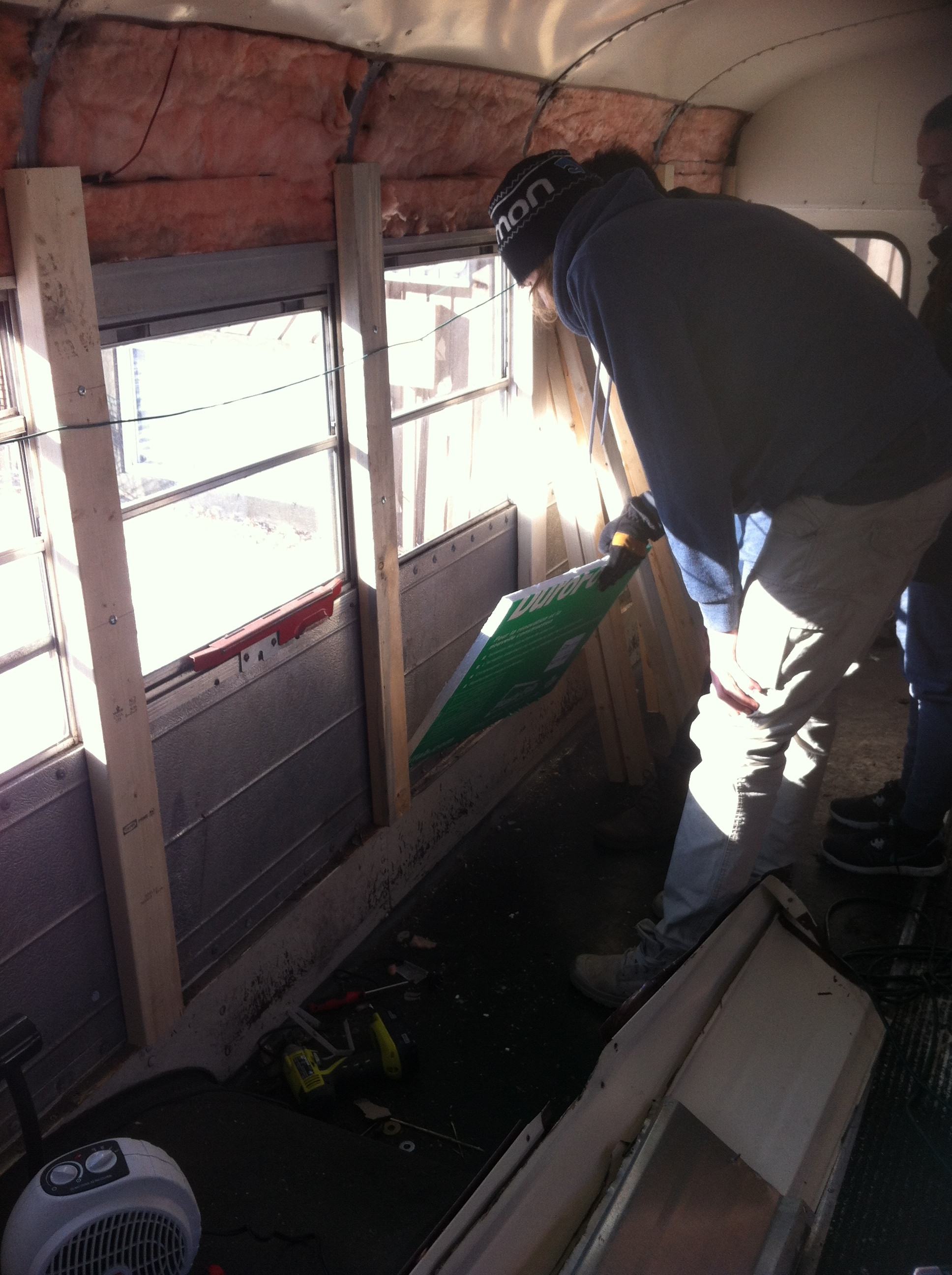 Друзья купили школьный автобус, и превратили его в дом на колесах из школьного автобуса дом на колесах, друзья переделали школьный автобус, австралийцы купили дом школьный автобус