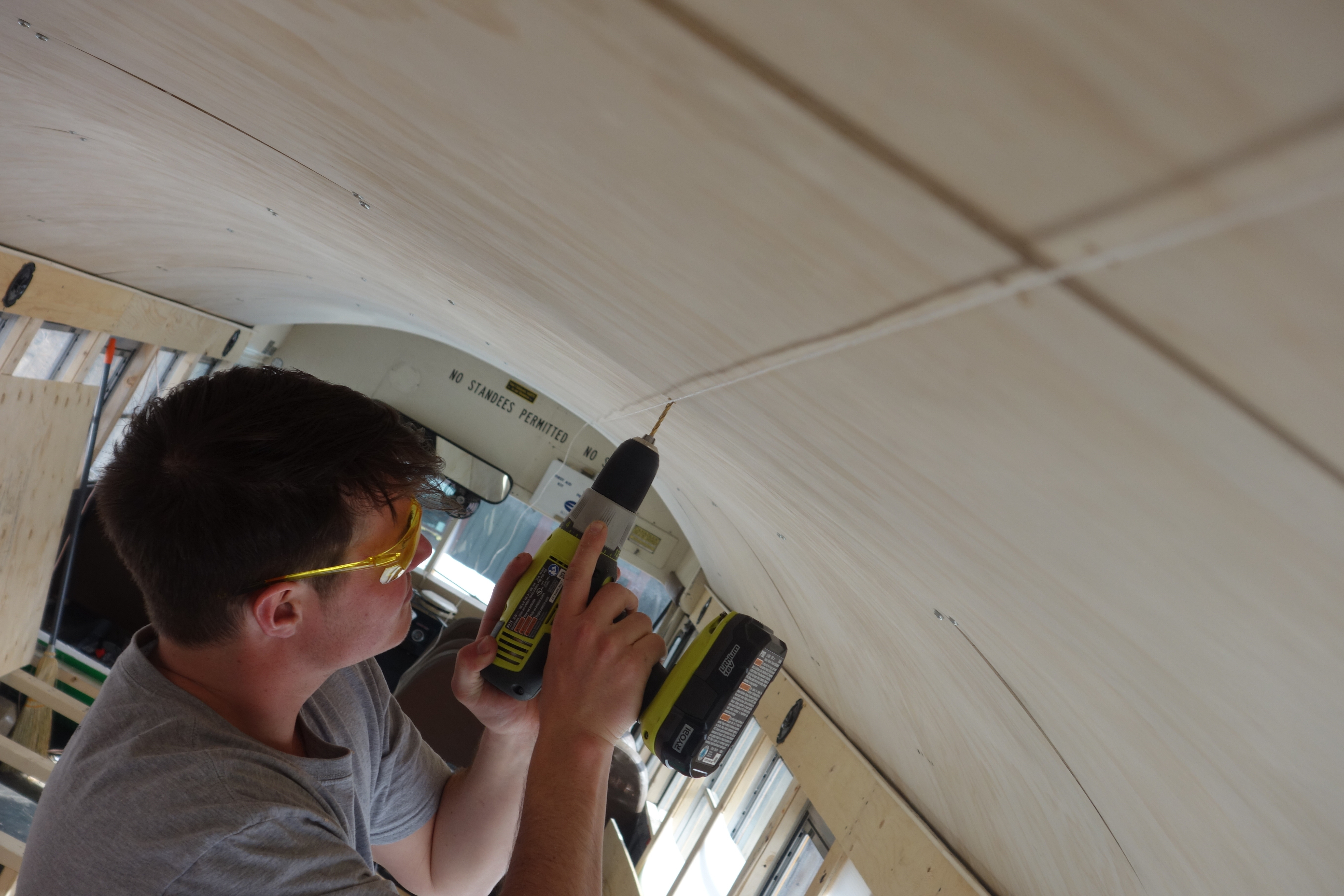 Друзья купили школьный автобус, и превратили его в дом на колесах из школьного автобуса дом на колесах, друзья переделали школьный автобус, австралийцы купили дом школьный автобус