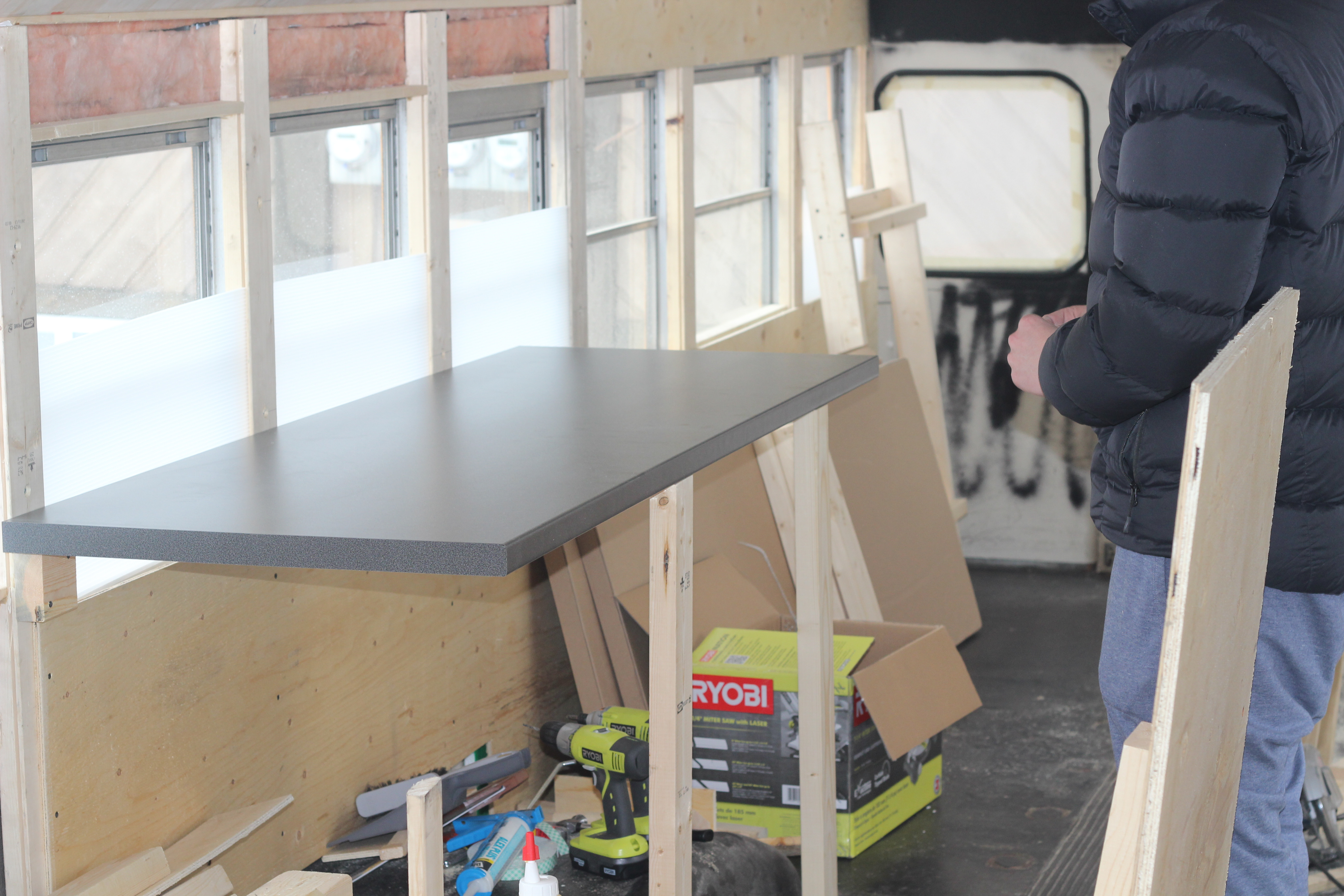 Друзья купили школьный автобус, и превратили его в дом на колесах из школьного автобуса дом на колесах, друзья переделали школьный автобус, австралийцы купили дом школьный автобус