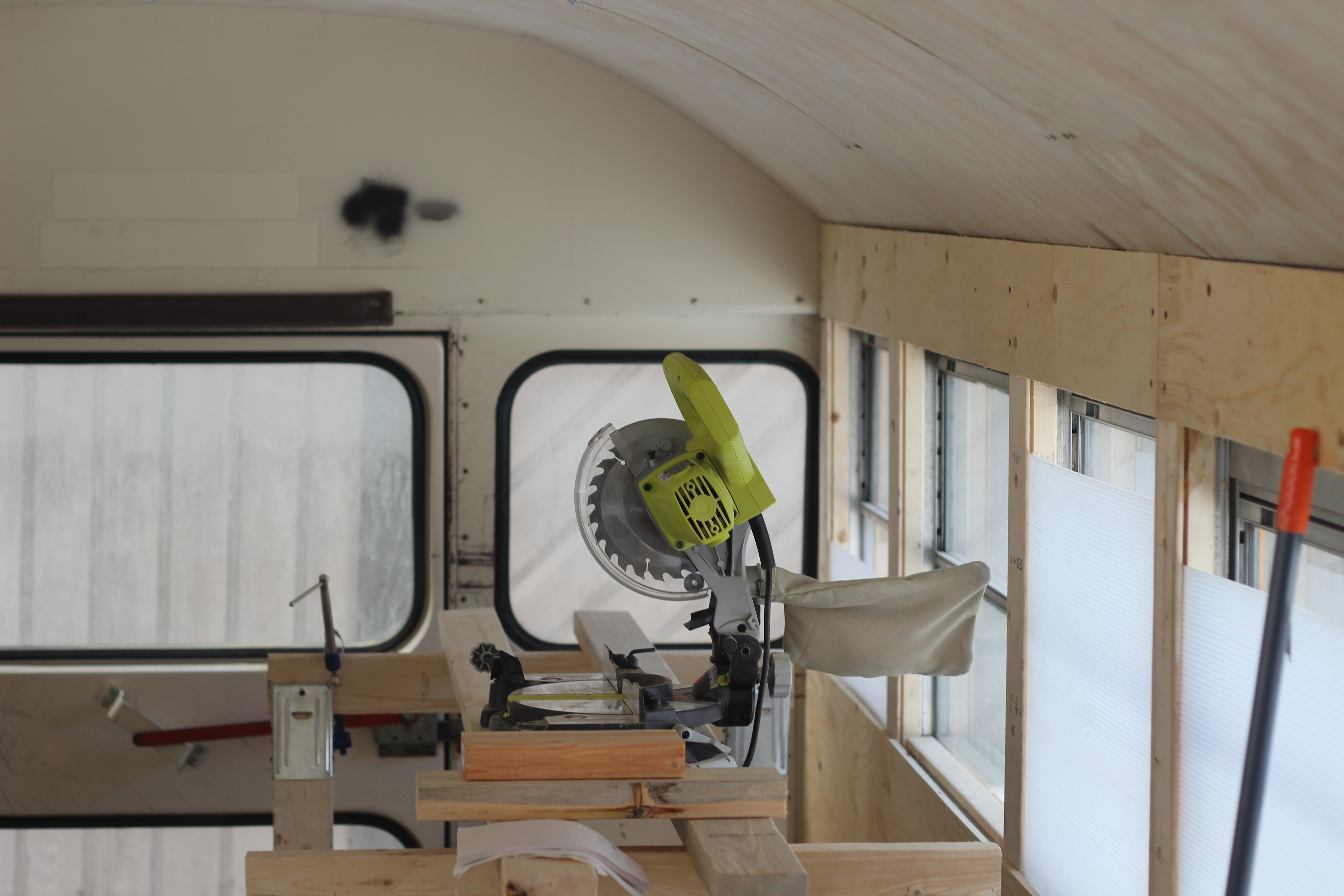 Друзья купили школьный автобус, и превратили его в дом на колесах из школьного автобуса дом на колесах, друзья переделали школьный автобус, австралийцы купили дом школьный автобус