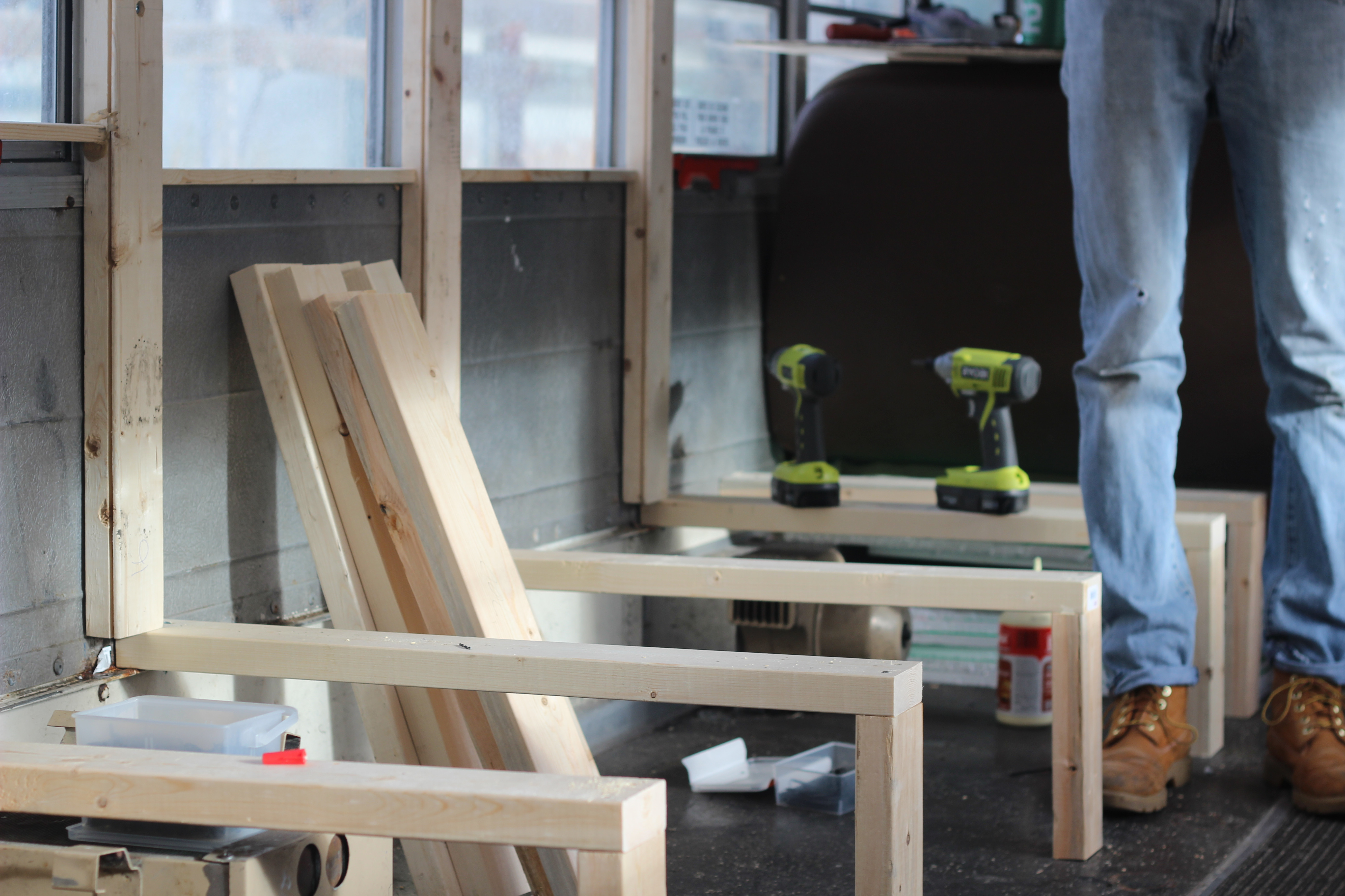 Друзья купили школьный автобус, и превратили его в дом на колесах из школьного автобуса дом на колесах, друзья переделали школьный автобус, австралийцы купили дом школьный автобус