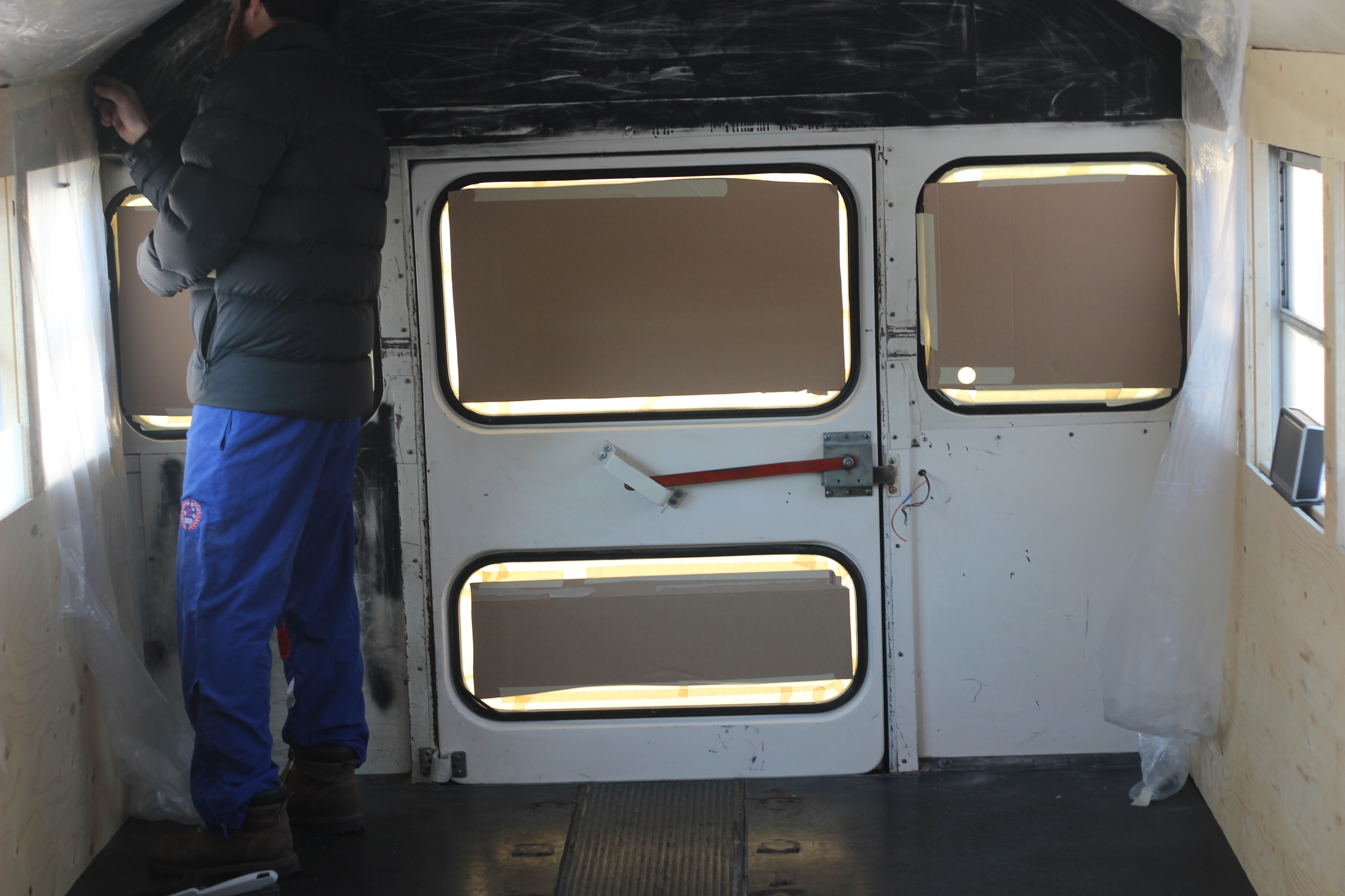 Друзья купили школьный автобус, и превратили его в дом на колесах из школьного автобуса дом на колесах, друзья переделали школьный автобус, австралийцы купили дом школьный автобус