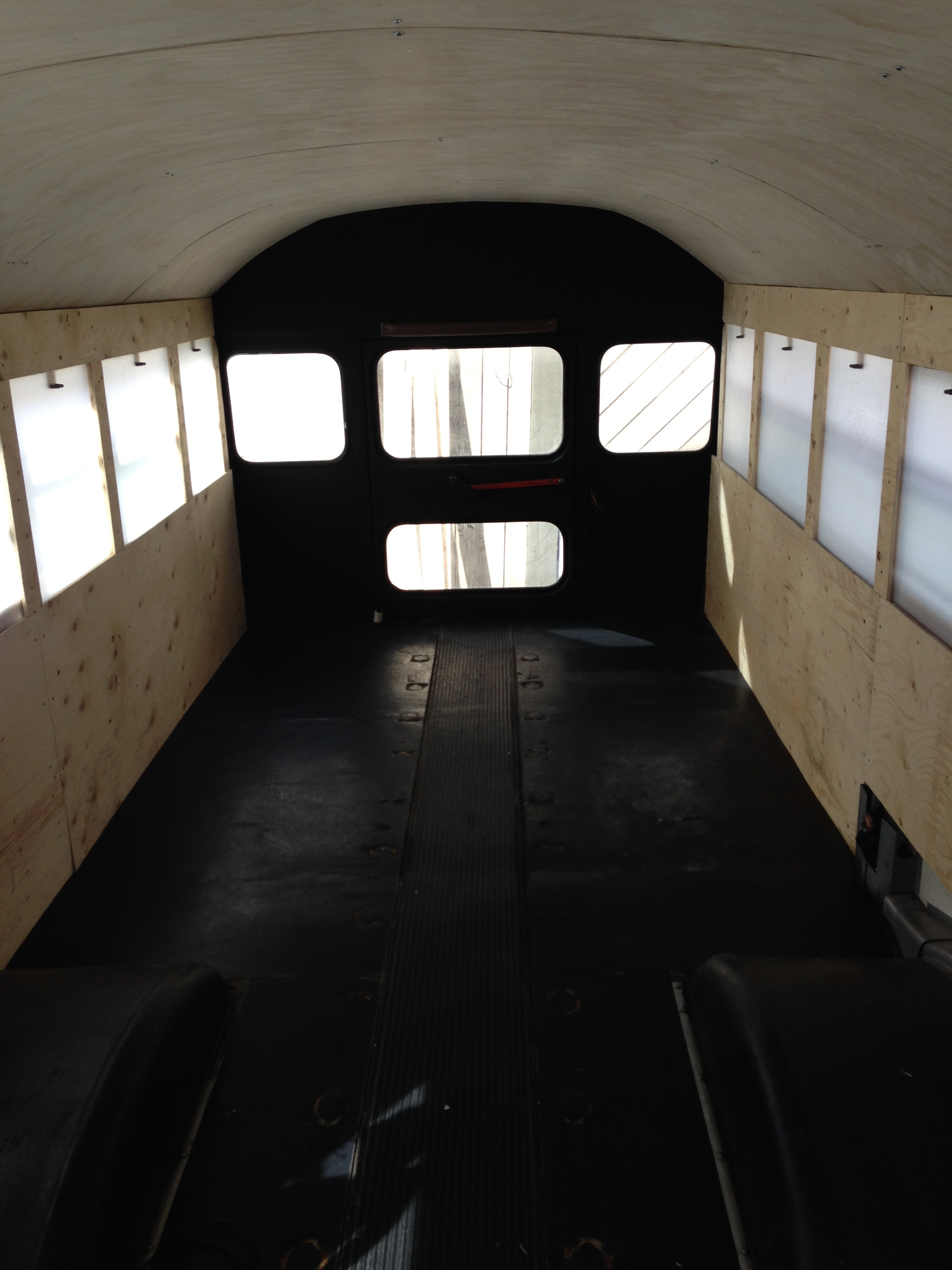 Друзья купили школьный автобус, и превратили его в дом на колесах из школьного автобуса дом на колесах, друзья переделали школьный автобус, австралийцы купили дом школьный автобус