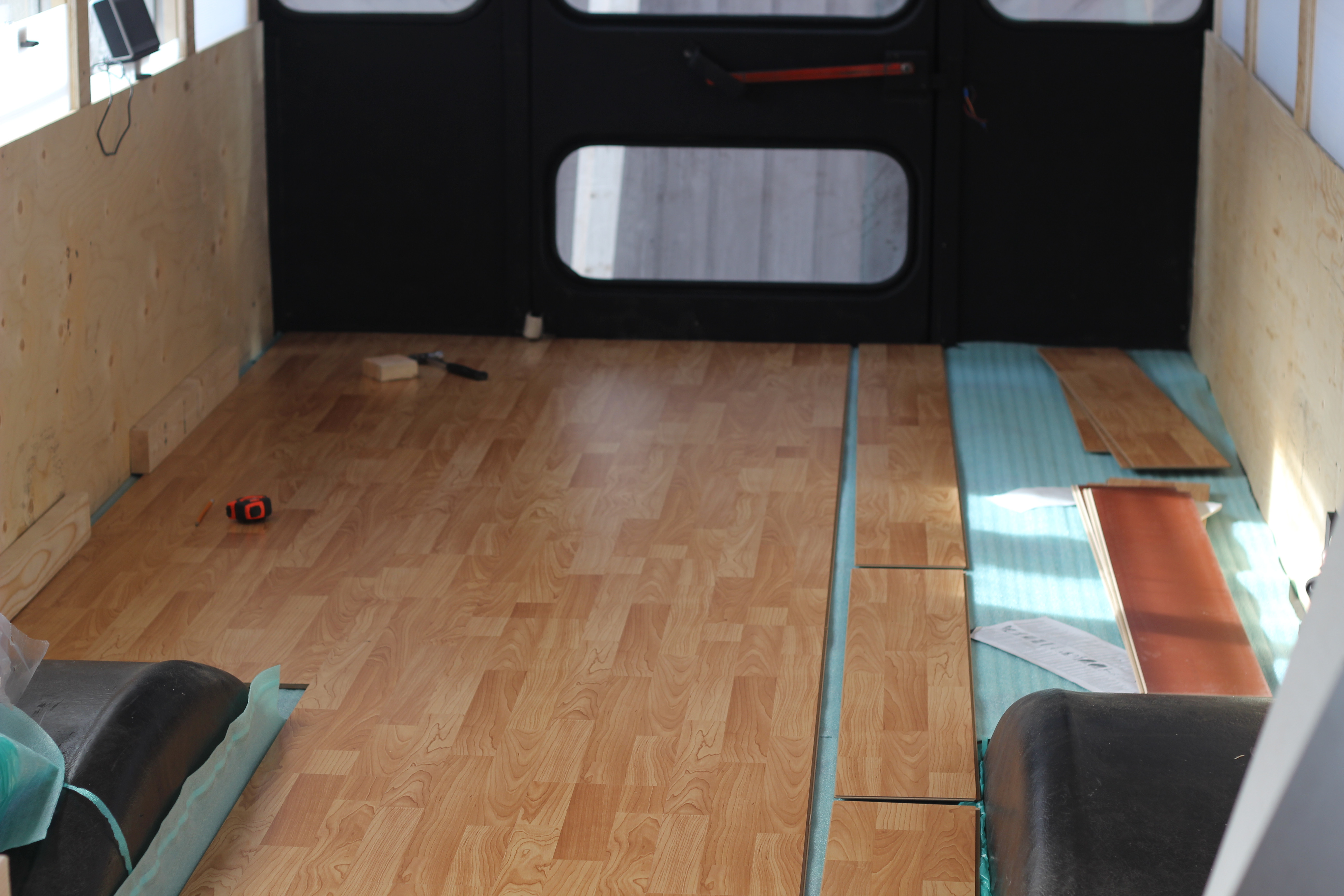 Друзья купили школьный автобус, и превратили его в дом на колесах из школьного автобуса дом на колесах, друзья переделали школьный автобус, австралийцы купили дом школьный автобус