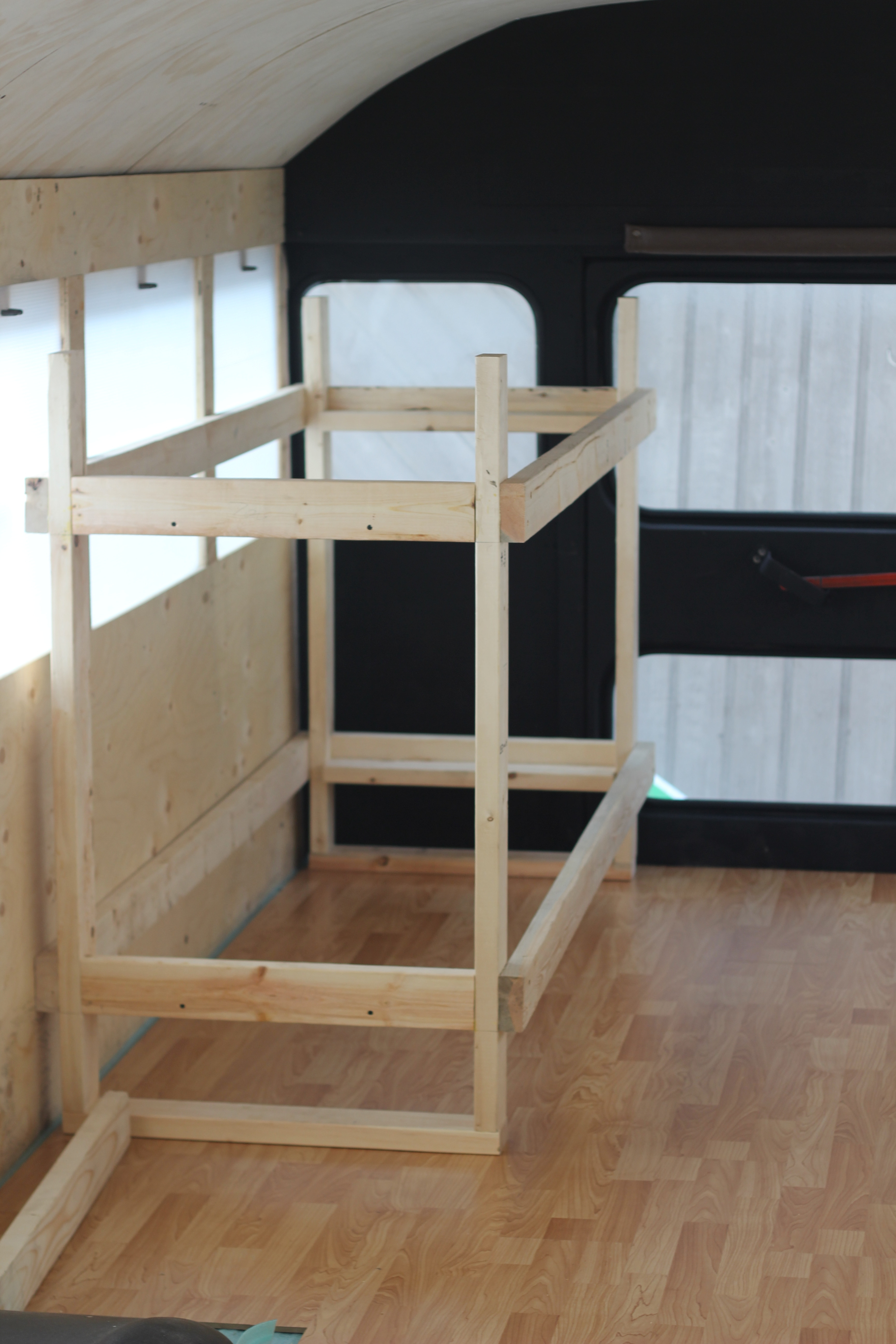 Друзья купили школьный автобус, и превратили его в дом на колесах из школьного автобуса дом на колесах, друзья переделали школьный автобус, австралийцы купили дом школьный автобус