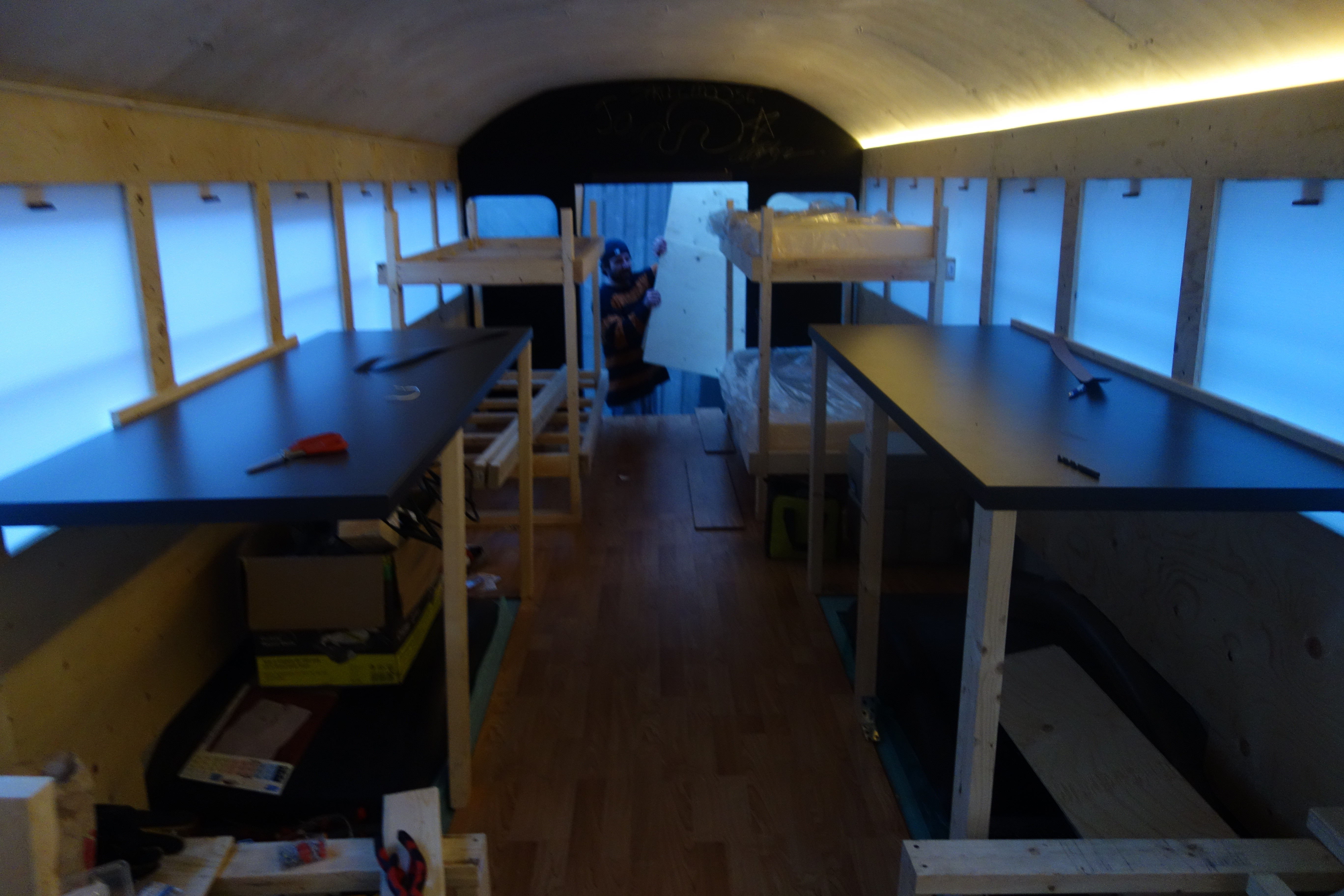 Друзья купили школьный автобус, и превратили его в дом на колесах из школьного автобуса дом на колесах, друзья переделали школьный автобус, австралийцы купили дом школьный автобус