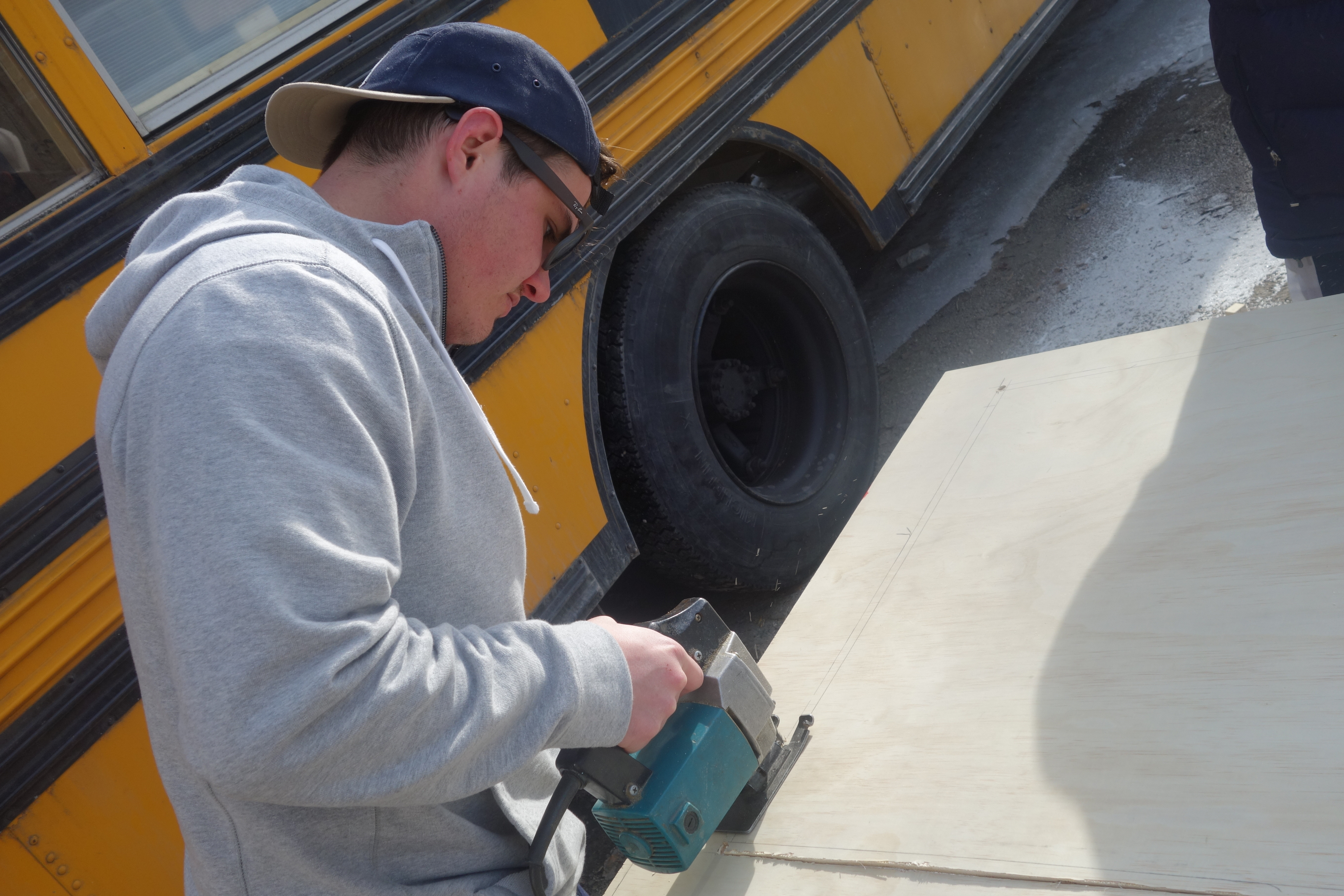 Друзья купили школьный автобус, и превратили его в дом на колесах из школьного автобуса дом на колесах, друзья переделали школьный автобус, австралийцы купили дом школьный автобус