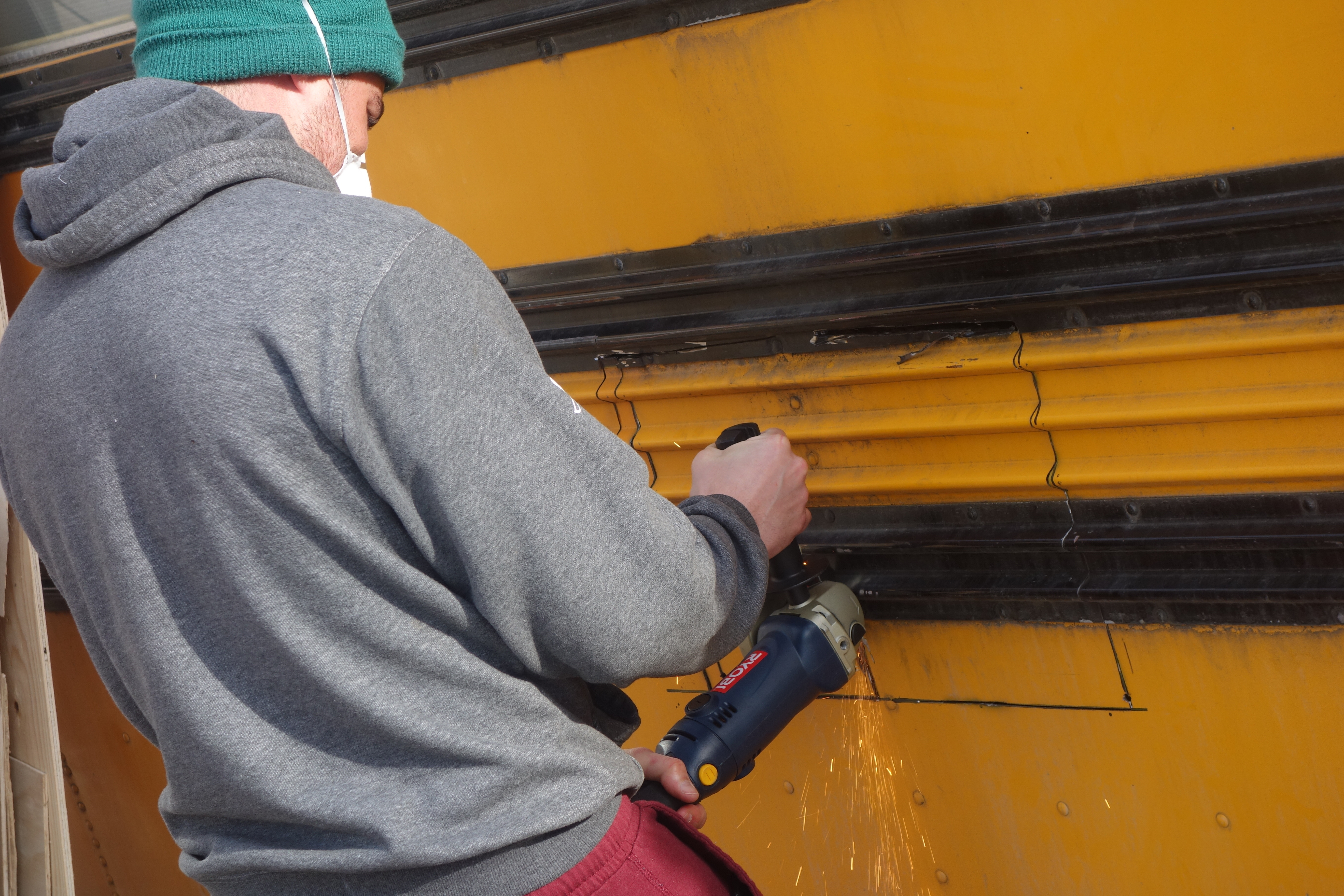 Друзья купили школьный автобус, и превратили его в дом на колесах из школьного автобуса дом на колесах, друзья переделали школьный автобус, австралийцы купили дом школьный автобус