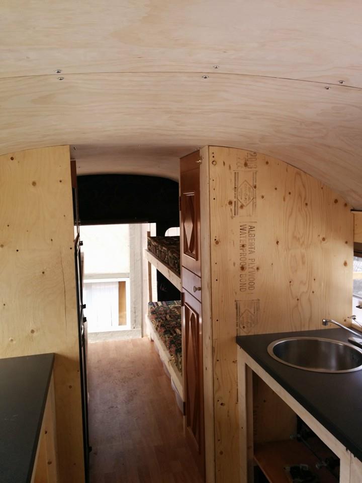 Друзья купили школьный автобус, и превратили его в дом на колесах из школьного автобуса дом на колесах, друзья переделали школьный автобус, австралийцы купили дом школьный автобус