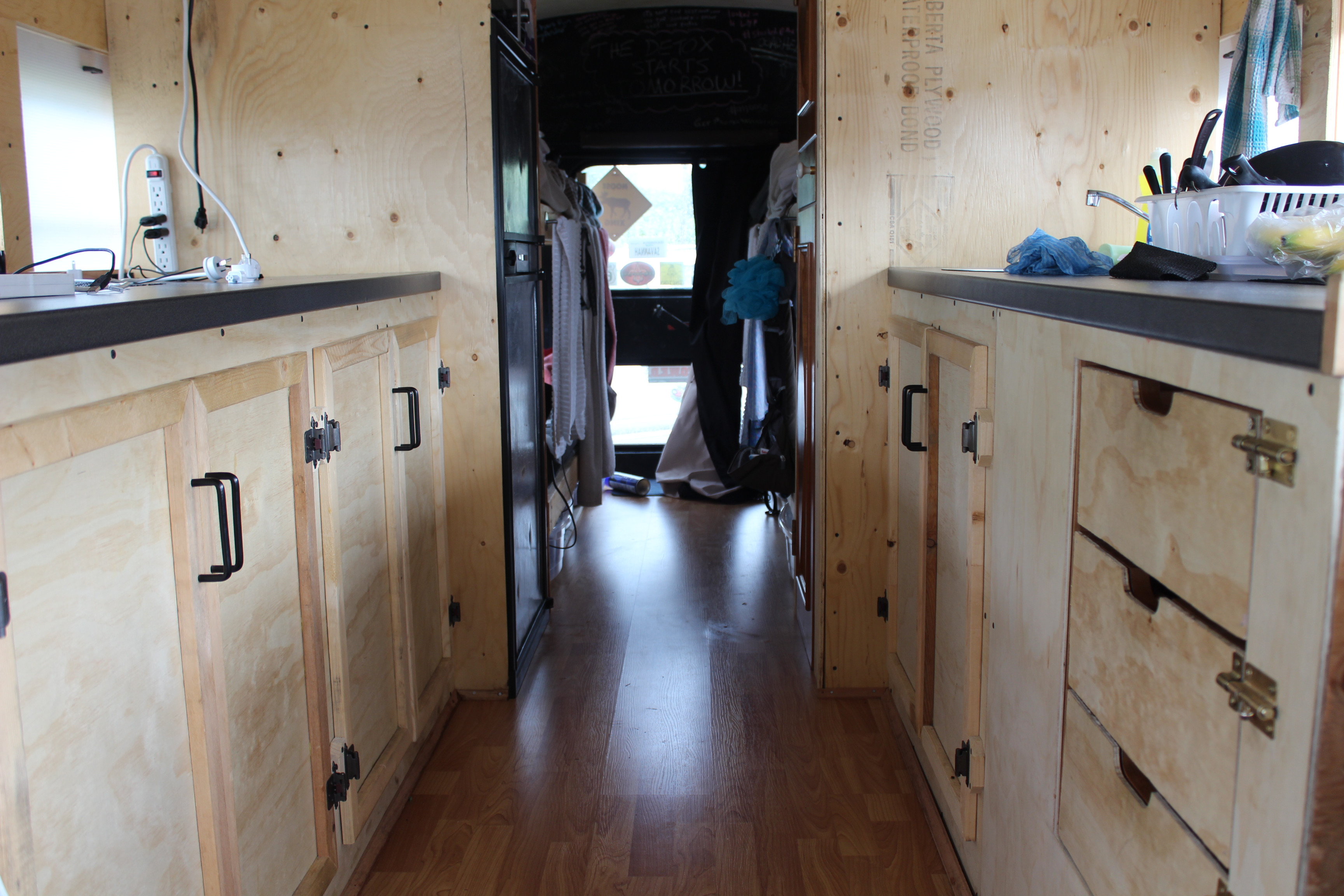 Друзья купили школьный автобус, и превратили его в дом на колесах из школьного автобуса дом на колесах, друзья переделали школьный автобус, австралийцы купили дом школьный автобус