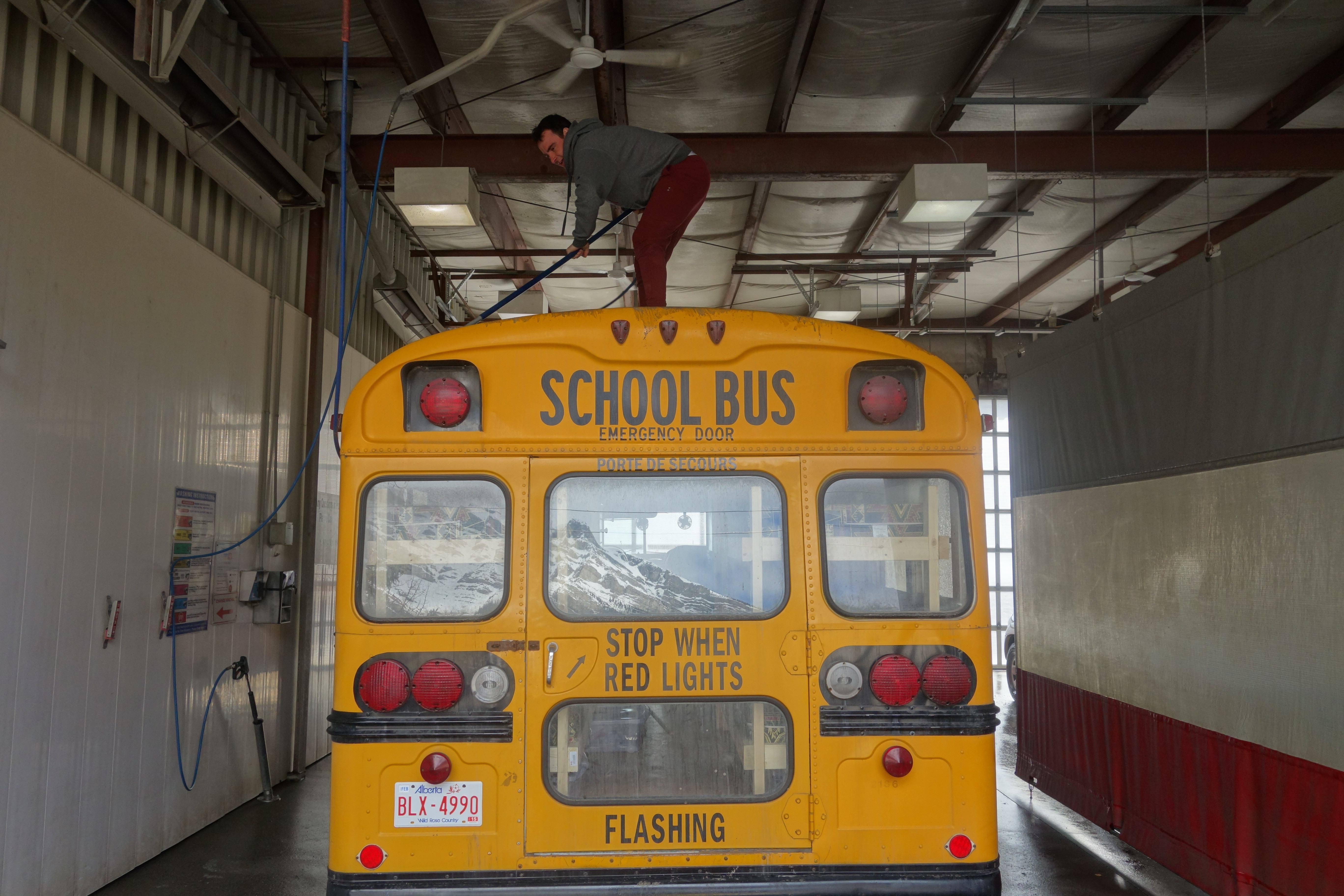 Друзья купили школьный автобус, и превратили его в дом на колесах из школьного автобуса дом на колесах, друзья переделали школьный автобус, австралийцы купили дом школьный автобус