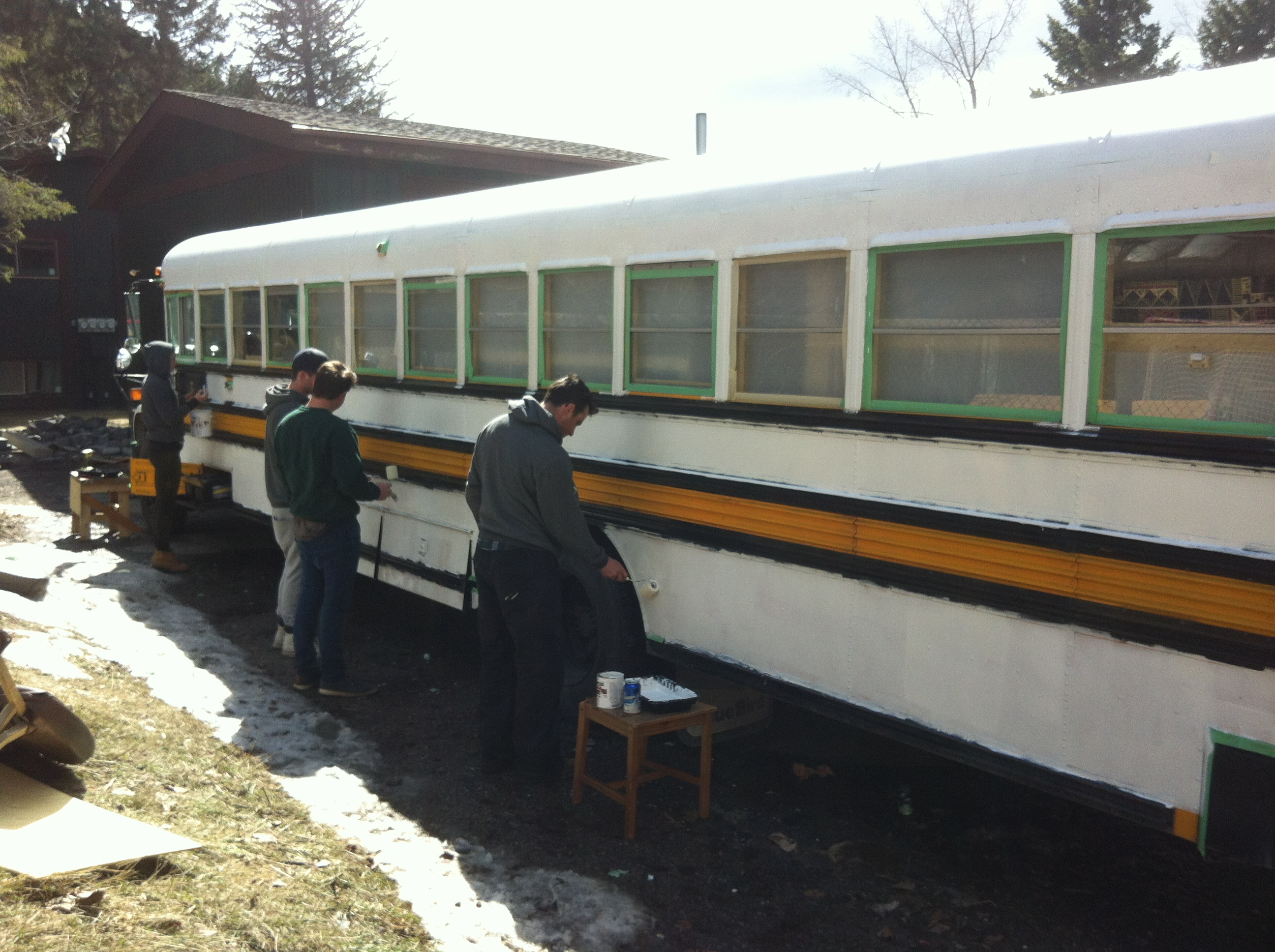 Друзья купили школьный автобус, и превратили его в дом на колесах из школьного автобуса дом на колесах, друзья переделали школьный автобус, австралийцы купили дом школьный автобус