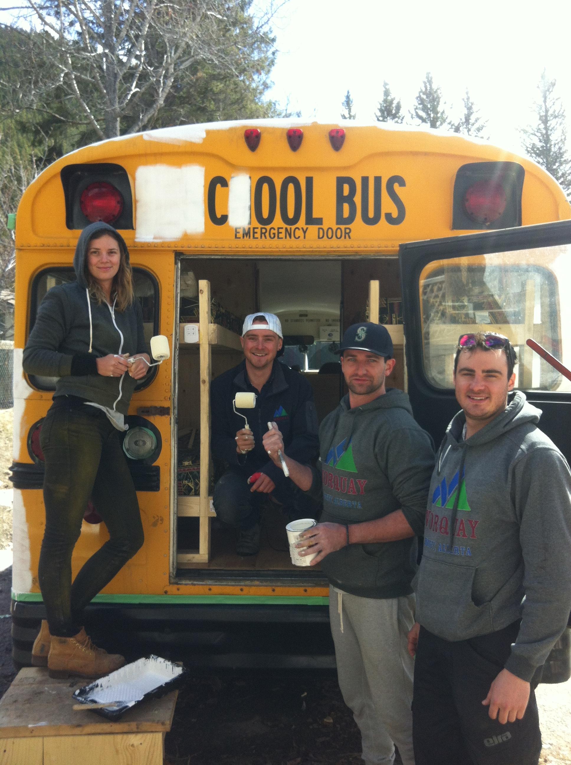 Друзья купили школьный автобус, и превратили его в дом на колесах из школьного автобуса дом на колесах, друзья переделали школьный автобус, австралийцы купили дом школьный автобус