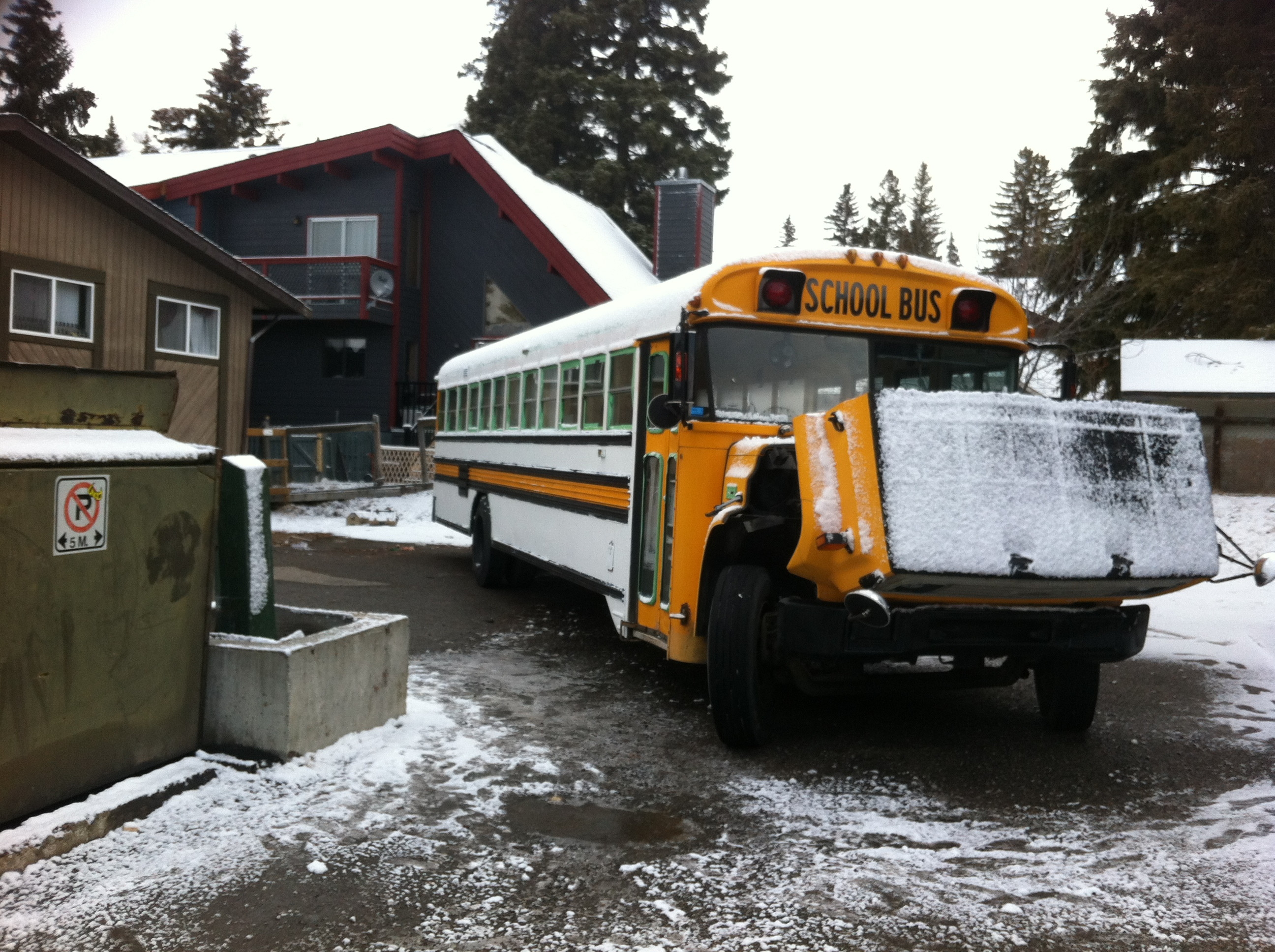 Друзья купили школьный автобус, и превратили его в дом на колесах из школьного автобуса дом на колесах, друзья переделали школьный автобус, австралийцы купили дом школьный автобус